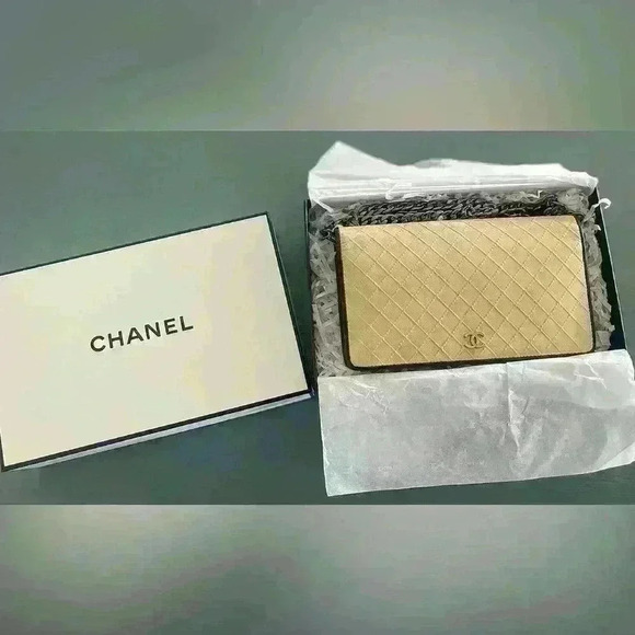 EUC Chanel Ivory quilted wallet. Comes with original ID card.Chanel box included - Picture 7 of 15